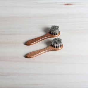 2 applicator brushes, 100% horsehair, dark or light